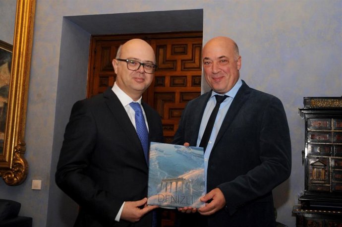 El presidente de la Diputación de Córdoba, Antonio Ruiz (izda.), y el embajador de Turquía en España, Cihad Erginay, durante el encuentro mantenido