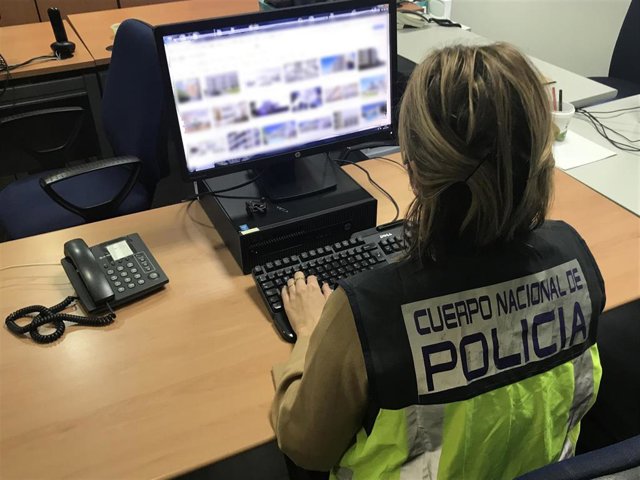 Una agente de Policía Nacional en tareas de investigación