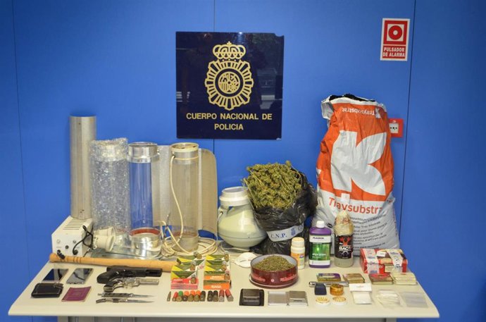 Efectos ocupados por la policía durante el registro en una vivienda de Miranda de Ebro.