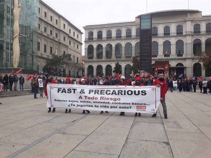 Imagen de los trabajadores del sector de comida rápida en una concentración frente al Museo Reina Sofía.