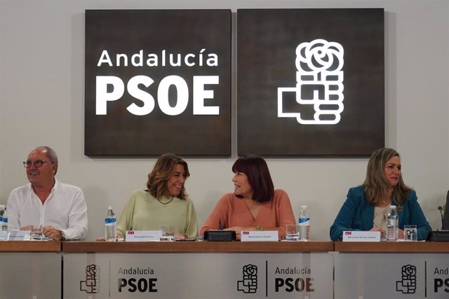 La secretaria general del PSOE-A, Susana Díaz (1i) con la presidenta del PSOE Andaluz, Micaela Navarro 81d),   en la reunión de la Comisión Ejecutiva Regional del PSOE-A en  Sevilla a 11 de noviembre del 2019