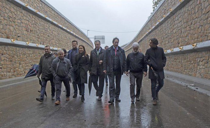 El consejero de Obras Públicas en el nuevo vial de acceso al polígono de Morero