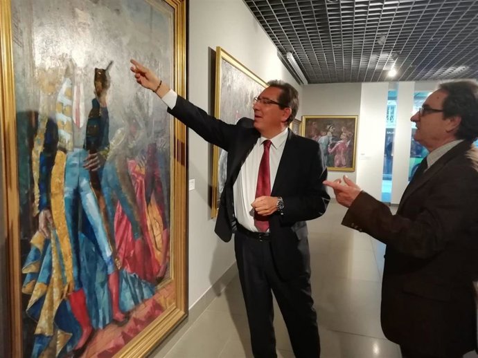 El presidente de la Fundación Cajasol, Antonio Pulido (izda.), y el pintor Juan Hidalgo del Moral, observan una pintura de éste último en la sede de la Fundación Cajasol en Córdoba.