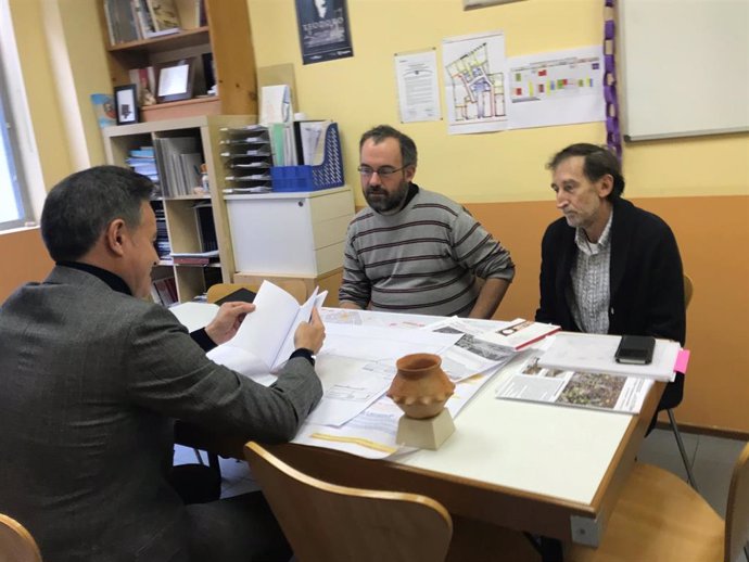 El consejero municipal de Urbanismo y Equipamientos del Ayuntamiento de Zaragoza, Víctor Serrano,  explica la prolongación de Tenor Fleta a los vecinos de San José
