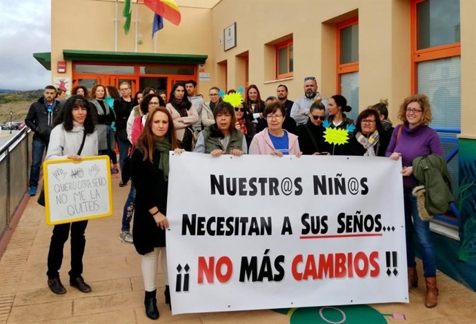 Padres del Colegio Los Alcornocales de Los Barrios concentrados