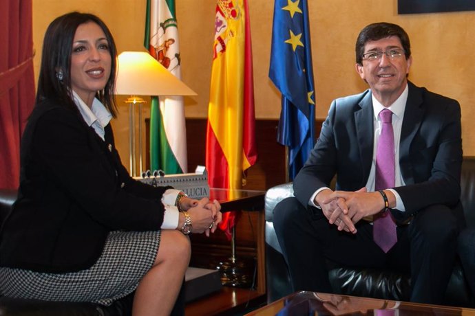 La presidenta del Parlamento, Marta Bosquet, y Juan Marín. 