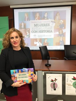 La asesora de programa del Instituto Andaluz de la Mujer (IAM) en Granada, Ruth Martos, presenta el calendario coeducativo