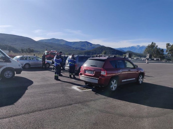 Manifestantes del Tsunami retiran los vehículos del tramo alejado del escenario en la AP-7.