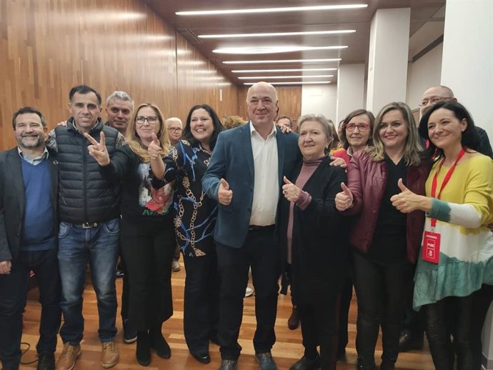 Antonio Ruiz (centro) con diputados y senadores electos del PSOE por Córdoba y cargos del partido en la provincia en la noche electoral del 10N.