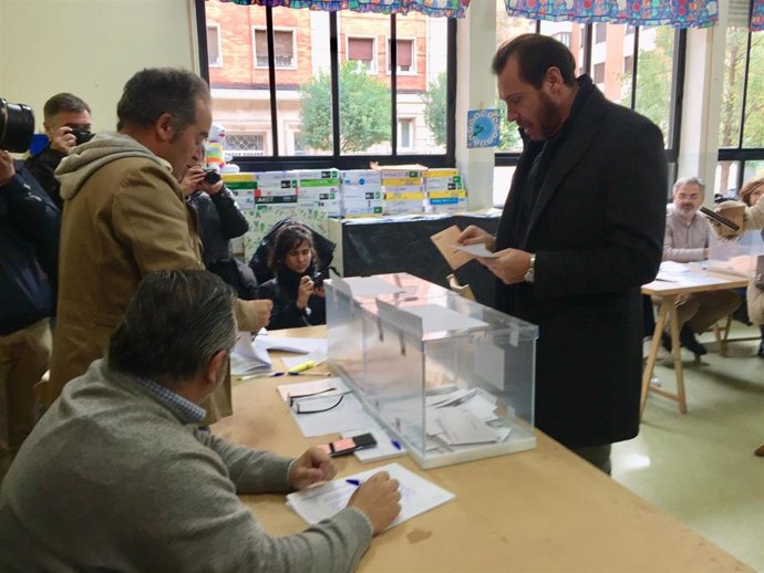 El alcalde de Valladolid, Óscar Puente, ejerce su derecho a voto en el Colegio Ponce de León de la capital vallisoletana.