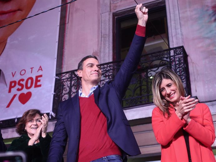 (I-D) La vicepresidenta del Gobierno en funciones, Carmen Calvo; el Secretario general del PSOE y candidato a la presidencia del Gobierno, Pedro Sánchez y su mujer, Begoña Gómez celebran los resultados del partido durante la noche electoral del 10N en l