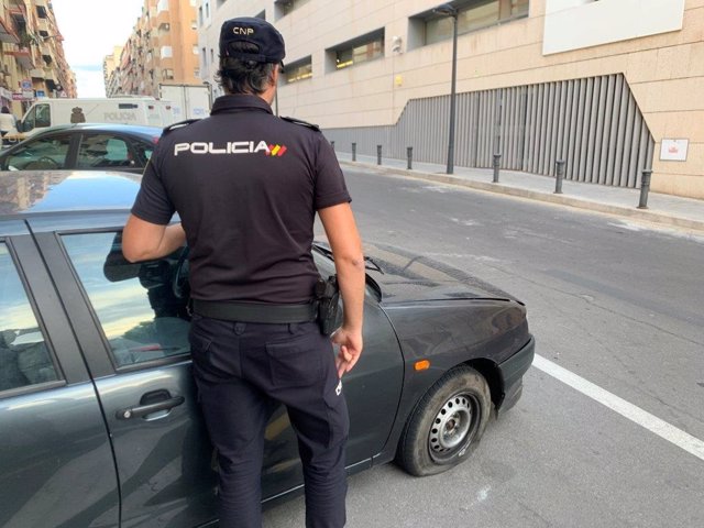 Un agente de la Policía Nacional, en Alicante. Imagen de archivo.