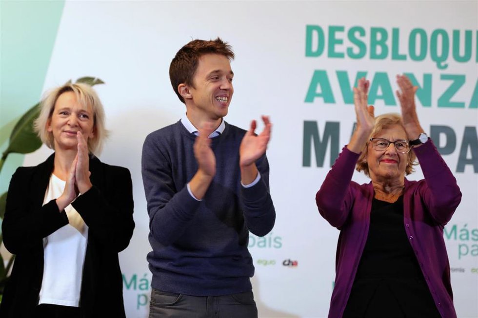El candidato a la presidencia por Más País, Iñigo Errejón (2i), junto a la candidata por A Coruña al Congreso de los Diputados, Carolina Bescansa (1i), y la exalcaldesa de Madrid, Manuela Carmena (1d), durante el acto de clausura de campaña en Madrid,