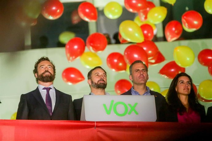 (I-D) El número tres de Vox al Congreso por Madrid, Iván Espinosa de los Monteros; el candidato de Vox a la Presidencia del Gobierno y presidente del partido, Santiago Abascal; el número dos de Vox al Congreso por Madrid, Javier Ortega Smith; y la presi