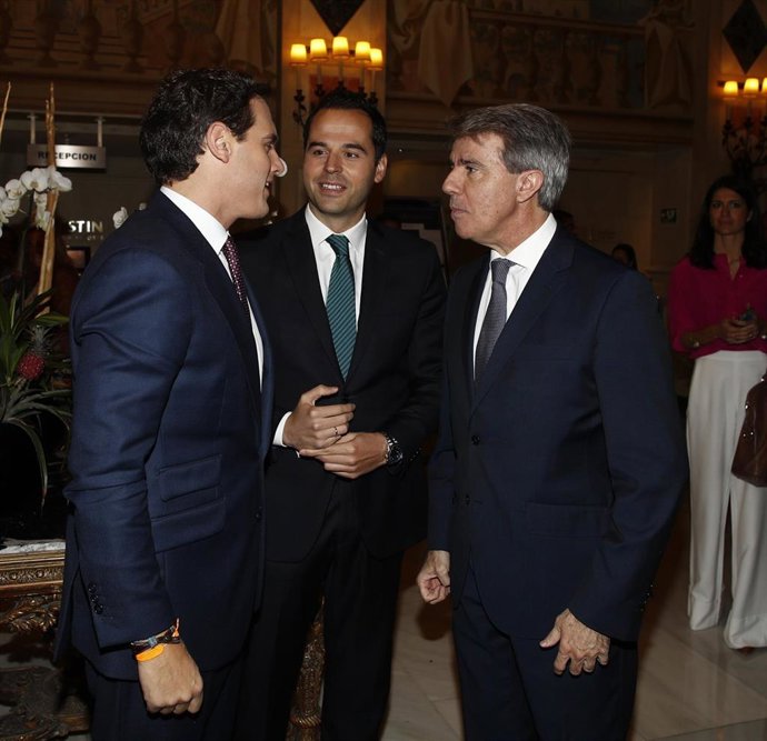 El líder de Ciudadanos, Albert Rivera, el candidato a la Comunidad de Madrid, Ignacio Aguado, y Ángel Garrido, nuevo fichaje del partido naranja, conversan antes de participar en el Desayuno Informativo de Nueva Economía Fórum en Madrid