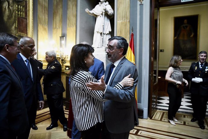 La presidenta del PSOE y portavoz de Senado, Cristina Narbona saluda al presidente de la Cámara, Manuel Cruz