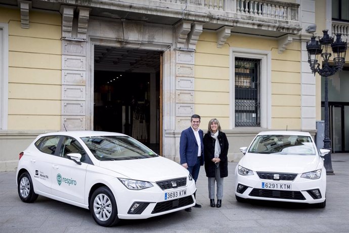 La alcaldesa de L'Hospitalet de Llobregat, Núria Marín, y el responsable de movilidad urbana de Seat, Lucas Casasnovas, este lunes