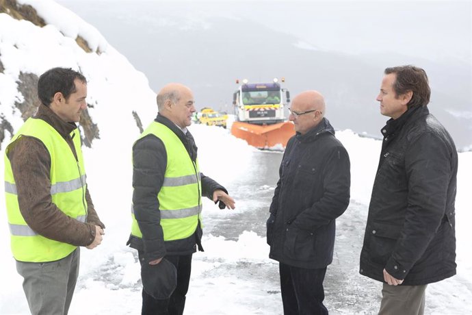 El consejero de Cohesión Territorial del Gobierno de Navarra, Bernardo Ciriza, visita los trabajos de limpieza en el puerto de Belagua tras las últimas nevadas.
