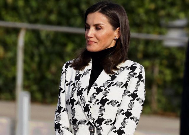 La Reina Letizia con blazer de Uterqüe de pata de gallo