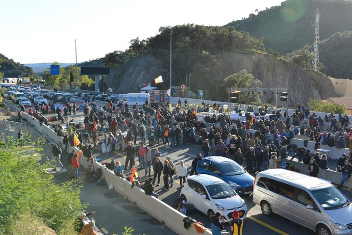 Tsunami Democrtic corta la autopista AP-7 en la frontera francesa el 11 de noviembre de 2019.