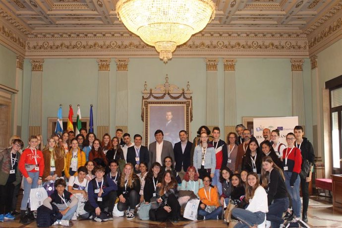 El alcalde de Huelva recibe a los estudiantes europeos del programa de intercambio del IES Alonso Sánchez.