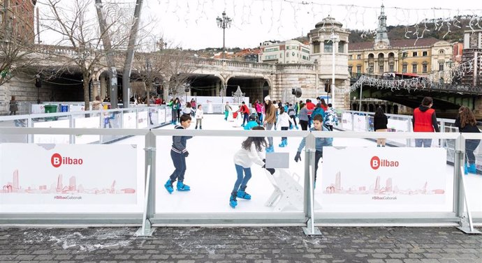 Pista de patinaje de hielo instalada en la navudad de 2018 en Bilbao.