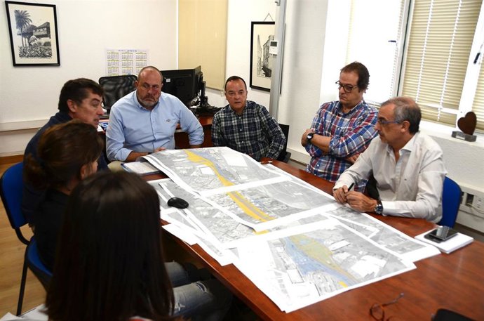 El vicepresidente del Cabildo de Tenerife, Enrique Arriaga, en una reunión con directores insulares para abordar los enlaces de la TF-5