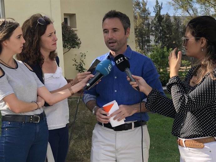 Guillermo Díaz, de Ciudadanos Málaga, atiende a los periodistas