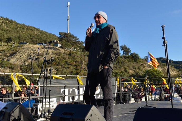 El cantautor Lluís Llach actua en el tall de Tsunami Democrtic en l'AP-7 a la frontera amb Frana l'11 de novembre de 2019.