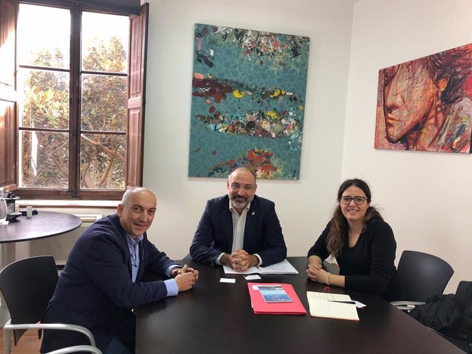El president d'Habtur,  Antoni Serra, i la gerent de l'associació, Maria Gibert, s'han reunit aquest dilluns amb el conseller de Turisme del Consell de Mallorca, Andreu Serrra.