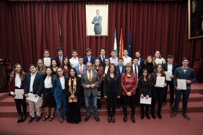 El rector de la Universidad de Sevilla, Miguel Ángel Castro, posa este lunes con los 25 alumnos con la mejor nota de acceso.