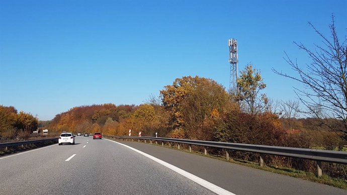 Antenas en torre de telecomunicaciones en una carretera de Alemania