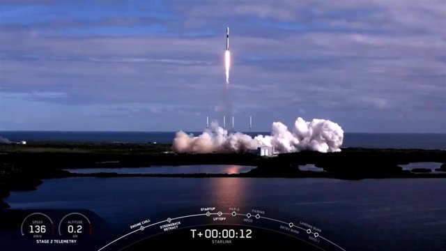 Lanzamiento del cohete Falcon 9 de Space X, que transporta la segunda tanda de 60 satélites Starlink