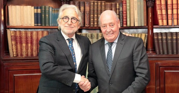El presidente de Foment del Treball, Josep Sánchez Llibre, y el presidente de la FCF, Joan Soteras, este lunes en la sede de la patronal catalana.¡