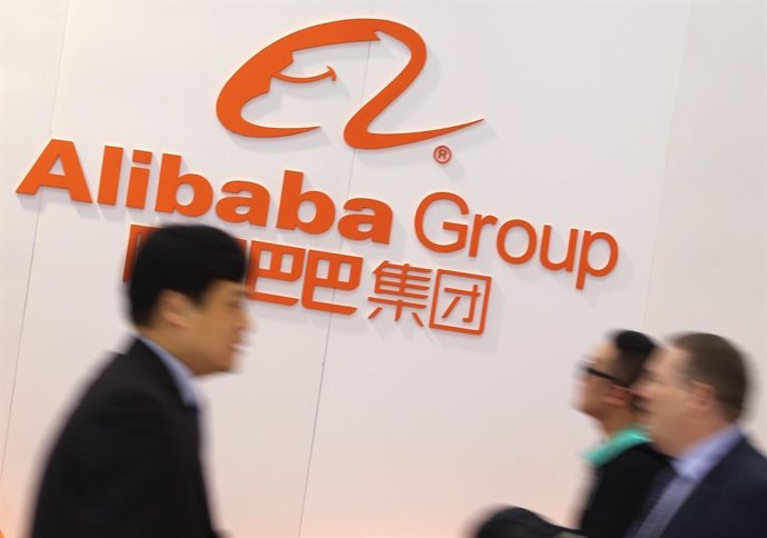 16 mar del 2015: Persones passen per davant del logotip del grup d'Internet xins Alibaba Grup durant l'inici de CeBIT. Foto: Christian Charisius/*dpa