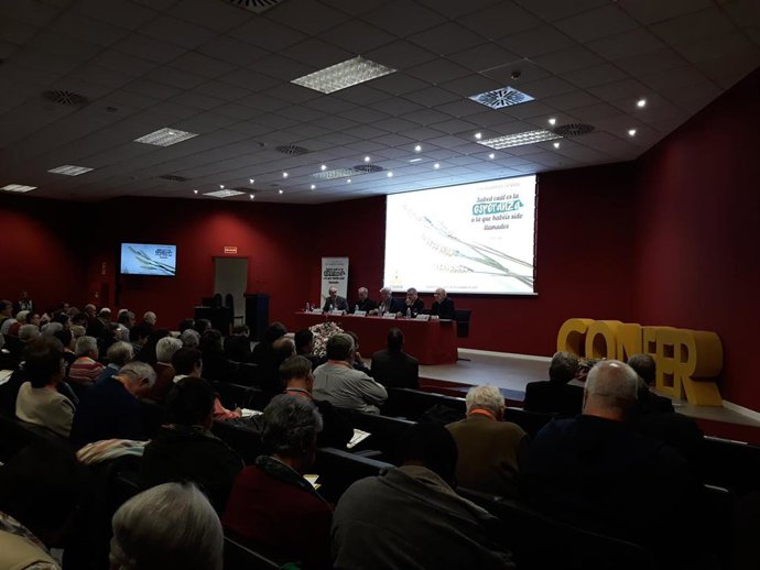 De derecha a izquierda, el obispo Carlos Osoro, el vicepresidente de CONFER, Jesús Díaz Sariego, la presidenta de la CONFER, María Rosario Ríos, el obispo Jesús Catalá, y el secretario general de CONFER, Jesús Miguel Zamora