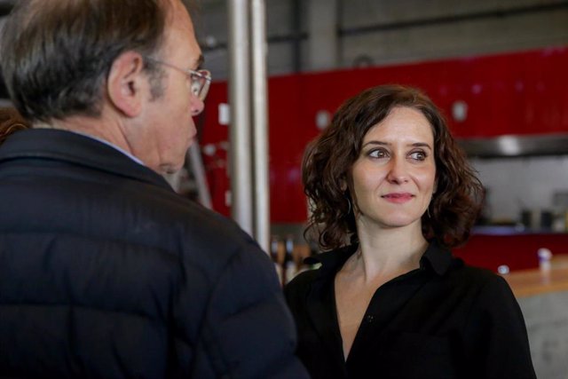 La presidenta de la Comunidad de Madrid, Isabel Díaz Ayuso, y el presidente del PP en Madrid, Pío García Escudero, durante su visita a la fábrica de cerveza artesanal 'La Virgen', en Las Rozas (Madrid), a 8 de noviembre de 2019.