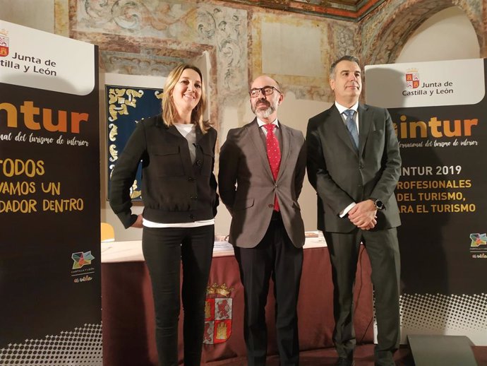 El consejero, Javier Ortega, en el centro, junto a la directora general, Estrella Torrecilla, y el director de la Feria, Alberto Alonso, durante la presentación de la feria Intur 2019.