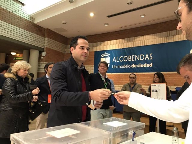 El vicepresidente de la Comunidad de Madrid, Ignacio Aguado, votando el 10N.