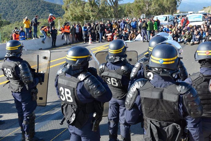 Agentes de policía frente a la multitud que ha cortado la carretera de la AP-7 en La Jonquera (Girona), una acción convocada por Tsunami Democrtic, en  La Jonquera /Girona /Catalunya (España), a 11 de noviembre de 2019.
