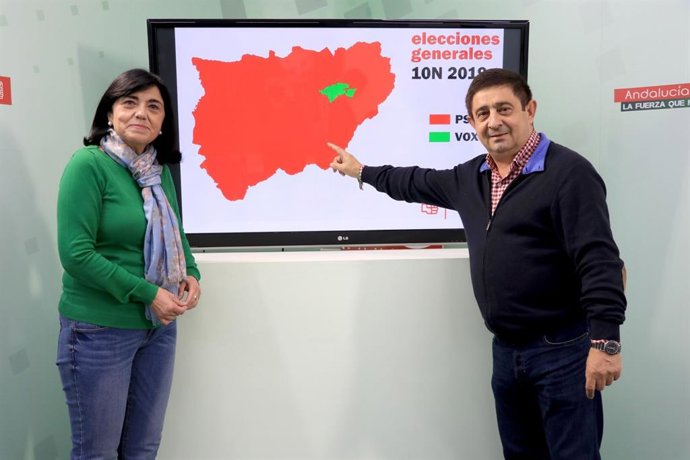 Francisco Reyes, junto a Francisca Medina, muestra el mapa de la provincia con los resultados del 10N.