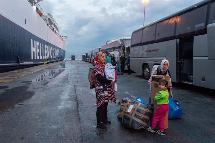 Extranjeros trasladados de Lesbos a la Grecia continental