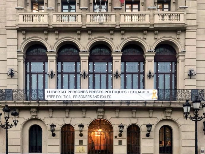 Pancarta de apoyo a los soberanistas presos en el Ayuntamiento de Lleida