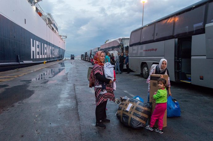 Grecia.- Trasladados a la Grecia continental 424 migrantes recluidos en Lesbos