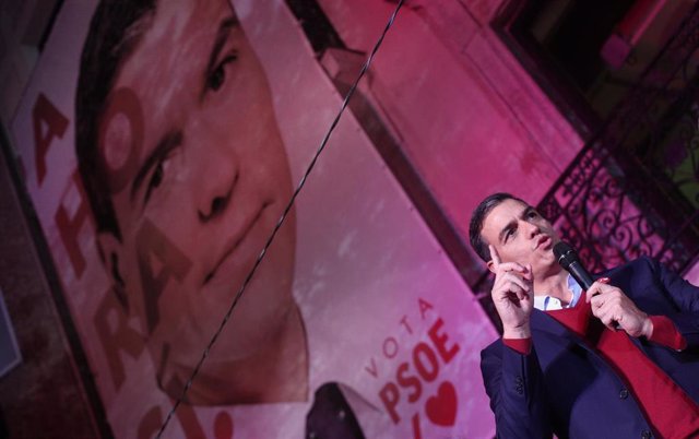 El Secretario general del PSOE y candidato a la presidencia del Gobierno, Pedro Sánchez durante su intervención, celebra los resultados del partido durante la noche electoral del 10N en la sede del mismo en Madrid (España).