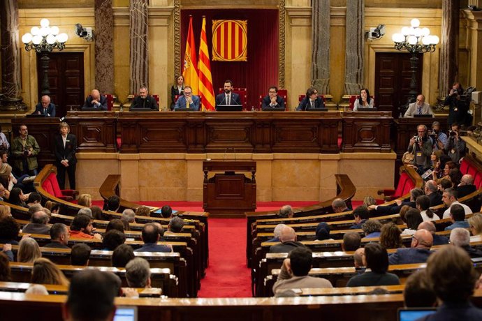 Vista del hemiciclo del Parlament de Catalunya, presidido por Roger Torrent, el mismo día en el que JxCat, ERC y la CUP vetan la candidatura del líder del PSC, Miquel Iceta, de senador por designación autonómica.