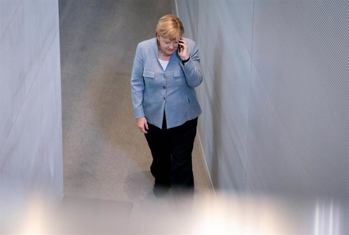 La canciller alemana, Angela Merkel, al teléfono