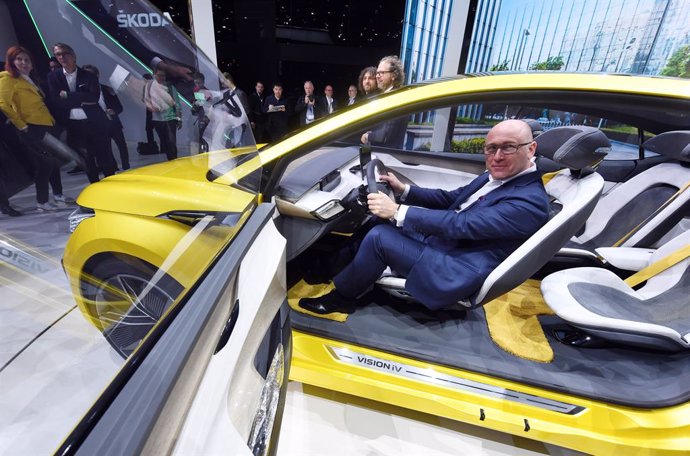 05 March 2019, Switzerland, Geneva: Bernhard Maier, CEO of Skoda, presents the electric Skoda Vision iV at the first press day of the Geneva Motor Show, which to run from 07 to 17 March 2019. Photo: Uli Deck/dpa