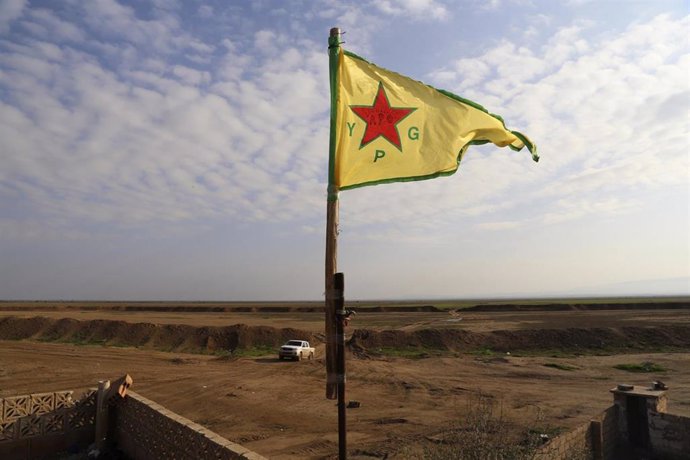 Bandera de las Fuerzas Democráticas Sirias (FDS) en Siria