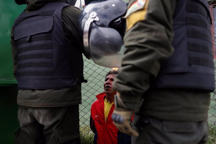 Un detenido durante los enfrentamientos entre partidarios y detractores de Evo Morales